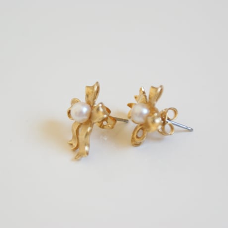 AVONエイボン パール リボン ピアス/ ヴィンテージジュエリー・アクセサリー