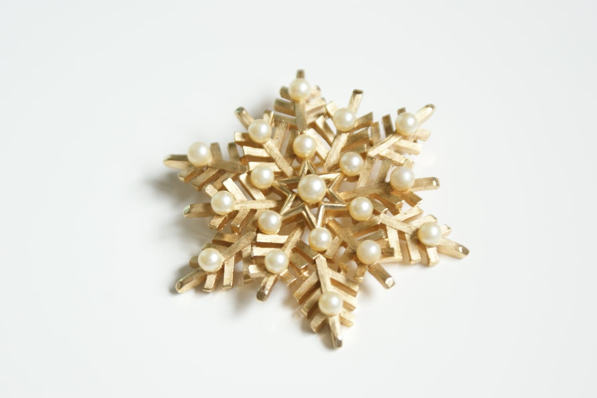 TRIFARIトリファリ 雪の結晶 スノーフレーク ブローチ / ヴィンテージ TRIFARIトリファリ 雪の結晶 スノーフレーク ブローチ / ヴィンテージ