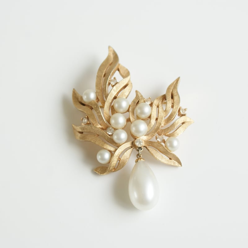 トリファリ花形パールブローチ TRIFARIトリファリ パールフラワー ブローチ / ヴィンテージ