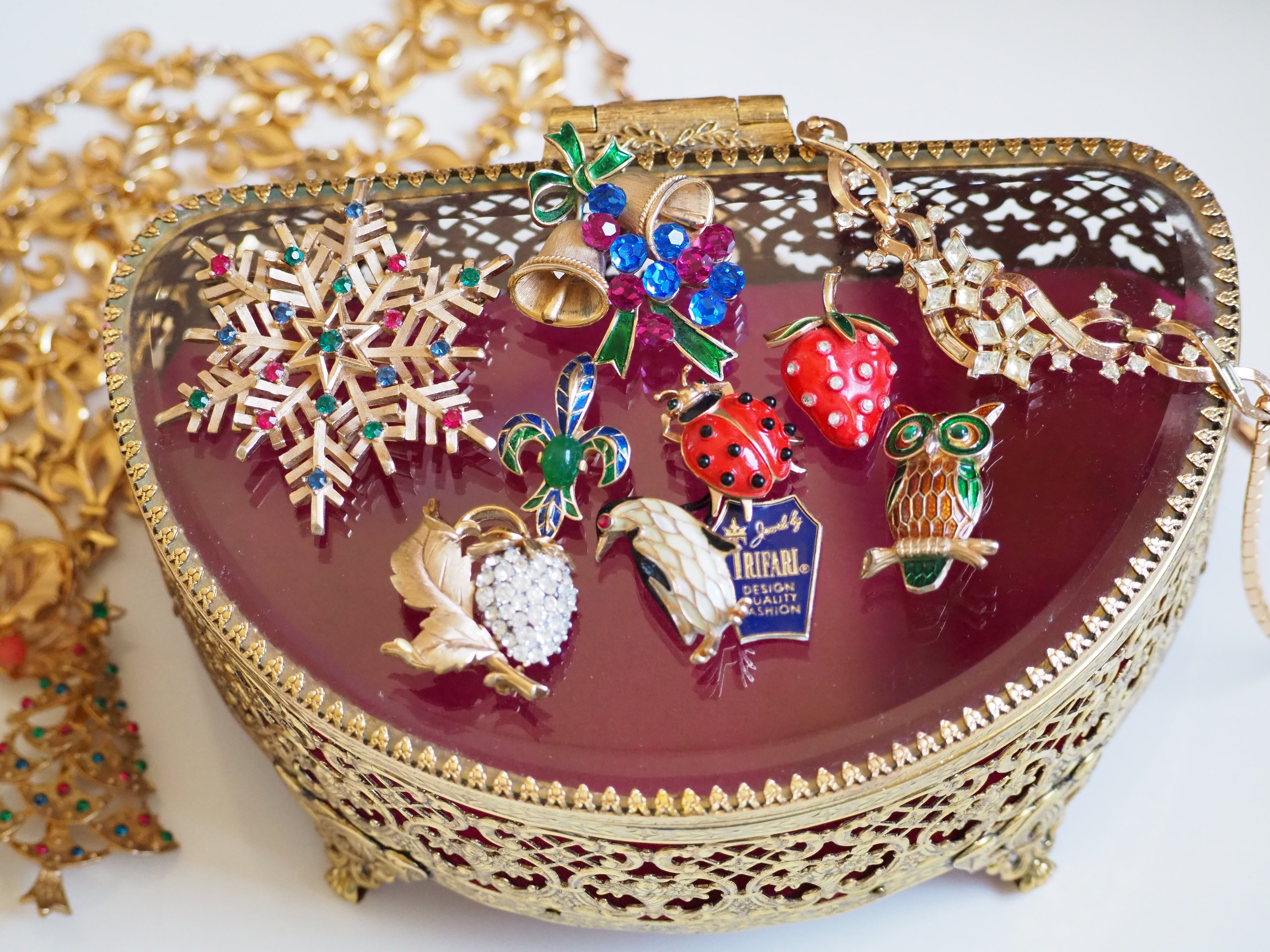 【極美品】TRIFARI ブローチ てんとう虫 エナメル ゴールド　グリーン TRIFARIトリファリ てんとう虫 エナメル ミニブローチ / ヴィンテージ