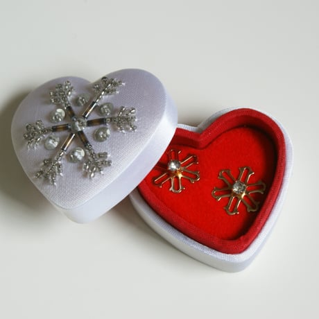 AVONエイボン ２WAY 雪の結晶 ピアス サテン刺繍ハートBOX付き/ ヴィンテージジュエリー・アクセサリー