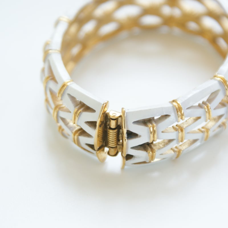 TRIFARIクラウントリファリ ホワイト エナメル 透かし バングル