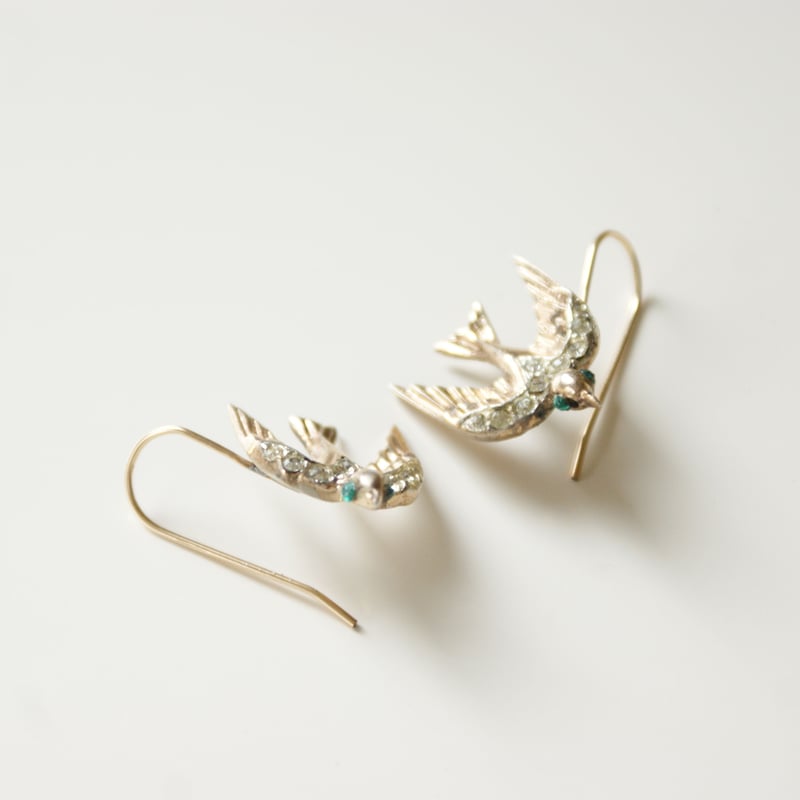 ツバメ バード 鳥 グリーンアイズ ラインストーン ピアス