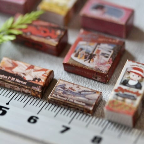 レトロなおもちゃ箱とステンドグラス