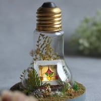 電球の中のステンドグラス