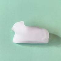 クリームの上の住人ブローチ/C