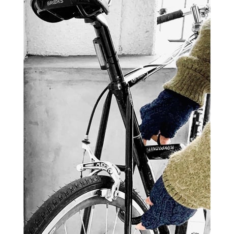 BLACK SHEEP/OPEN FINGER GLOVE.