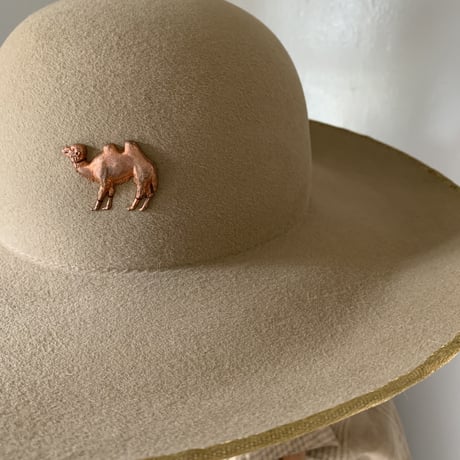 アンティークチャームcamelキャプリン