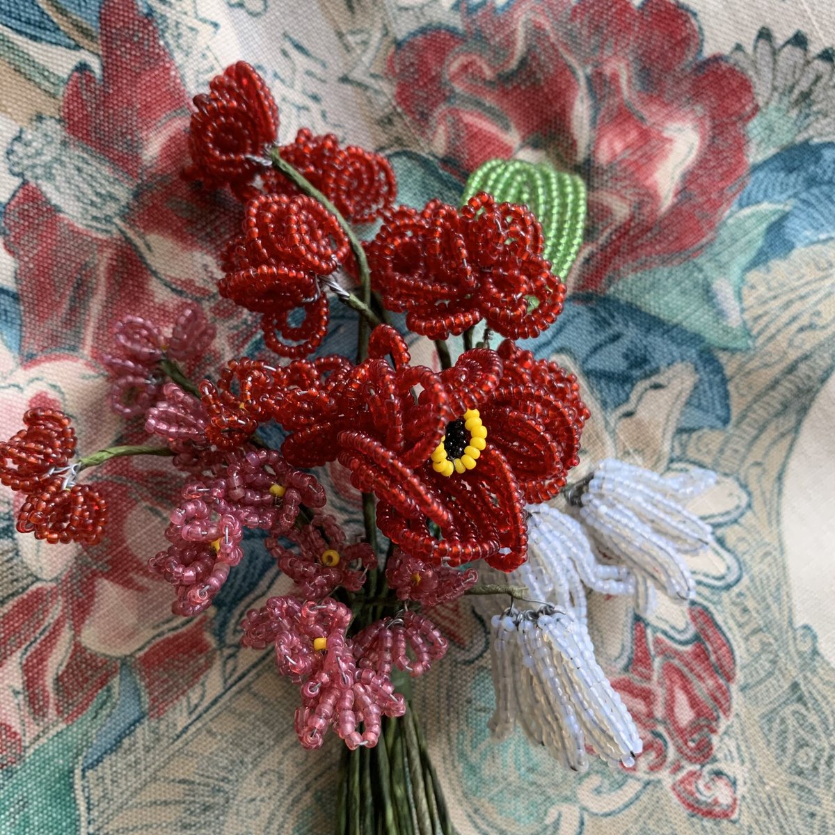 アンティークビーズフラワーコサージュredA | Sugri Official Online