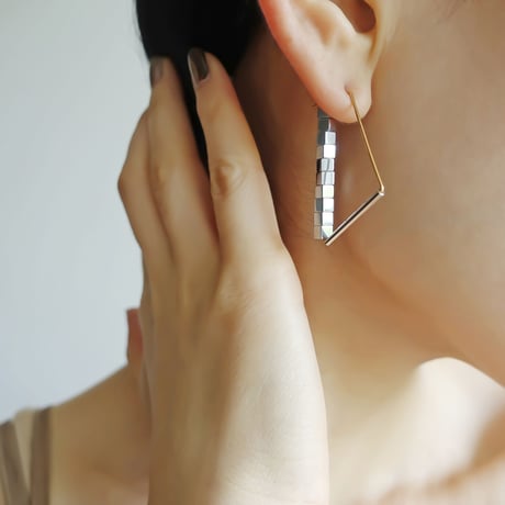 K14gf トライアングルシェイプ・アシンメトリーピアス