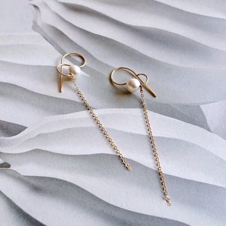 K14gf  ’ & ’ ピアス/white