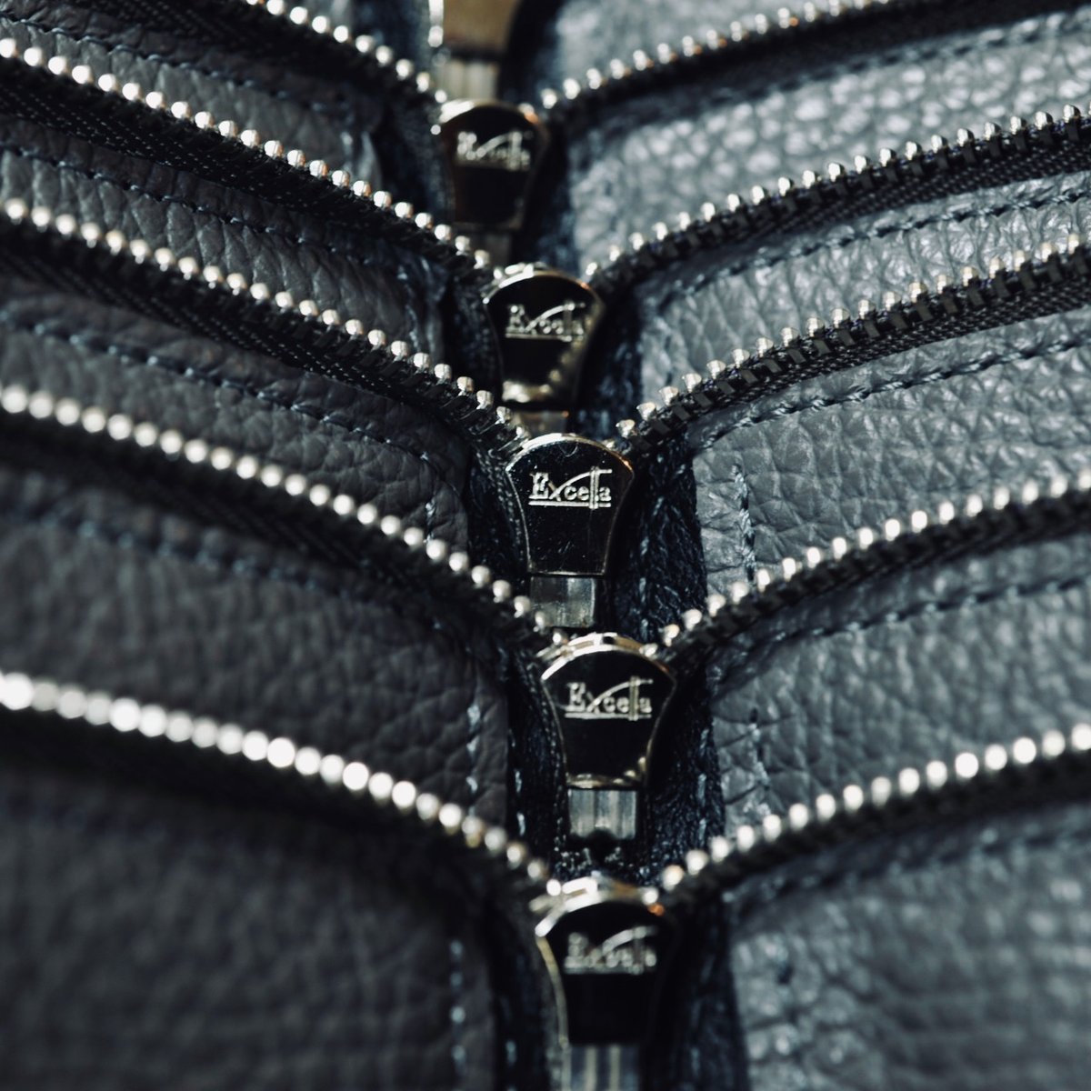 極美品✨Felisi L字ファスナー ラウンドジップ クロコ型押し くすみグレー 極美品✨Felisi L字ファスナー ラウンドジップ クロコ型押し