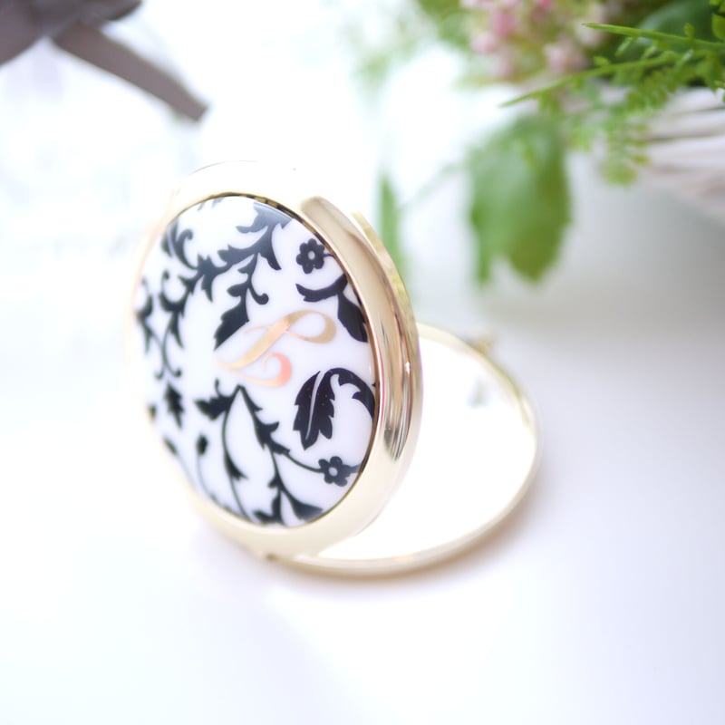 イニシャル入り コンパクトミラー アラベスク柄 （7色から選択