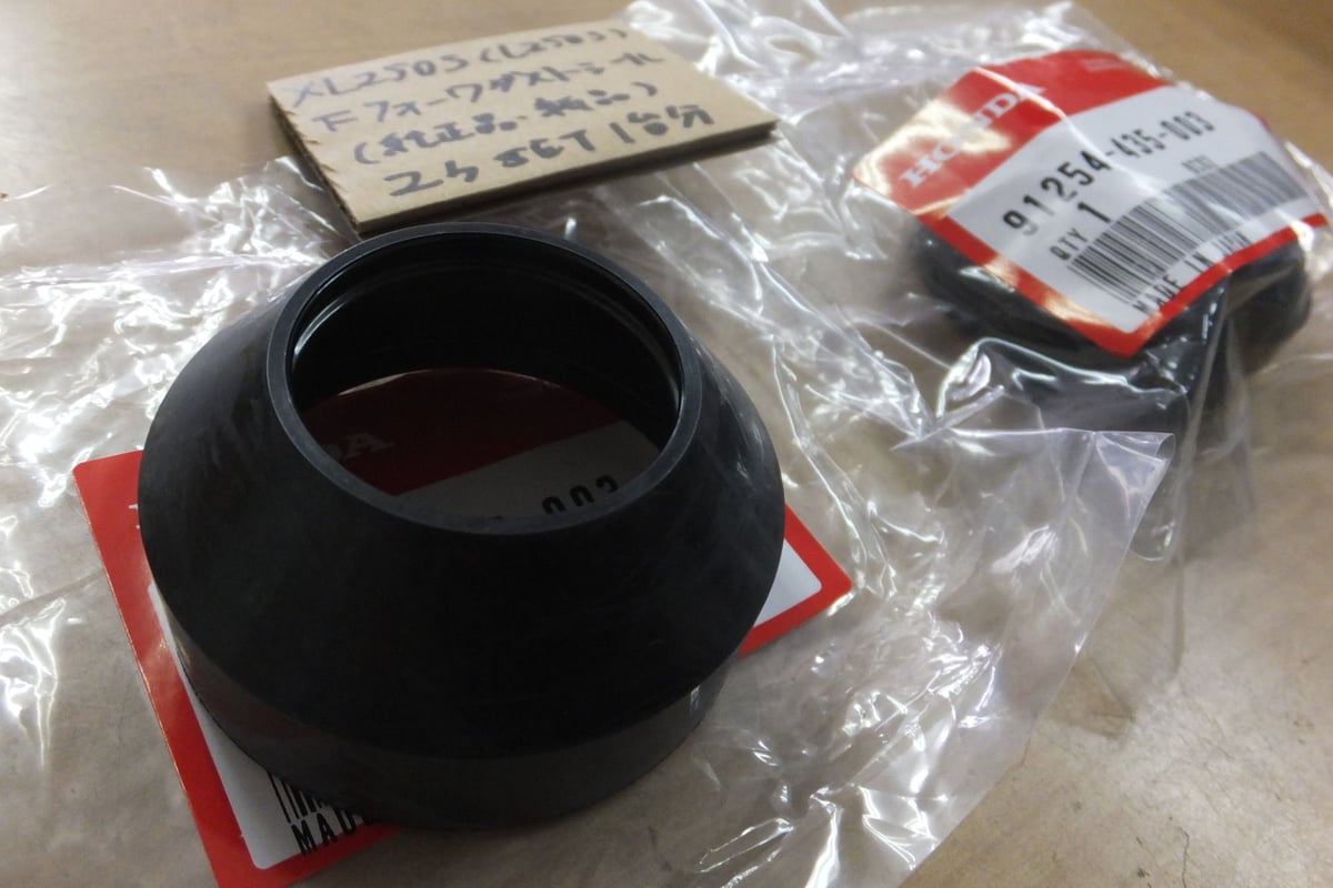 ♪XL250S（L250S）/純正フロントフォークダストシール/純正品/新品/1台 