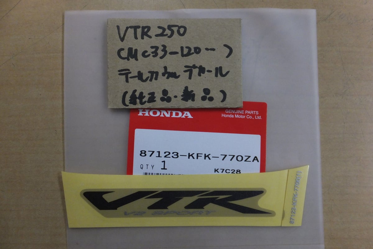 廃番/在庫なし）♪VTR250（MC33-120)純正テールカウルステッカー