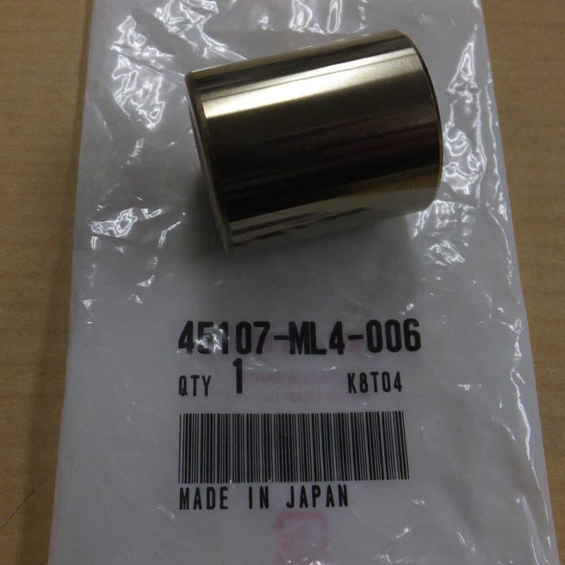 ♪CRM250AR（MD32)/リアブレーキキャリパー/ピストン/純正品/新品