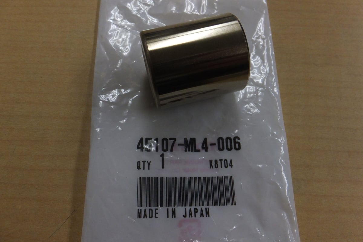 ♪CRM250AR（MD32)/リアブレーキキャリパー/ピストン/純正品/新品