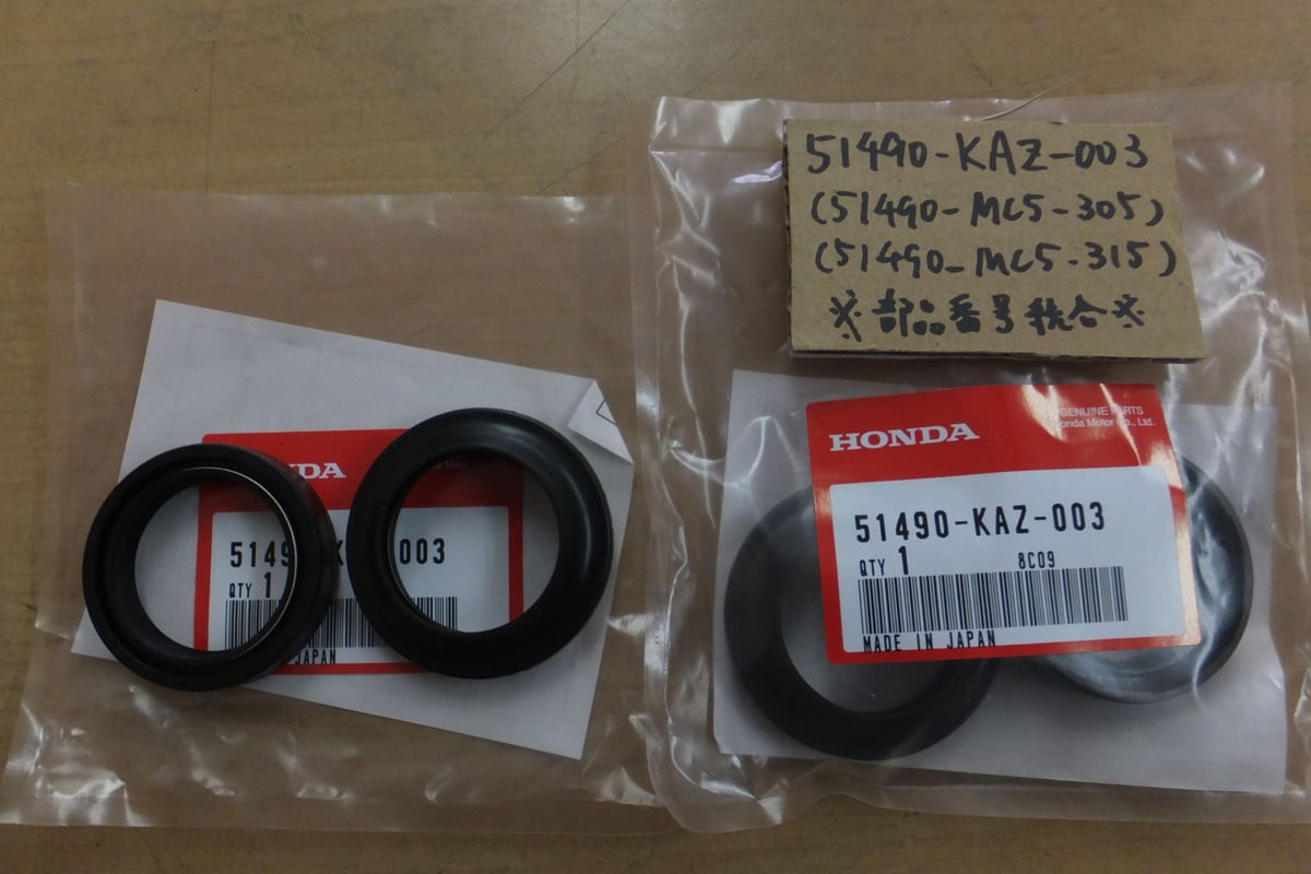 ♪FTR223/MC34/純正フロントフォークオイルシール/純正品/新品/1