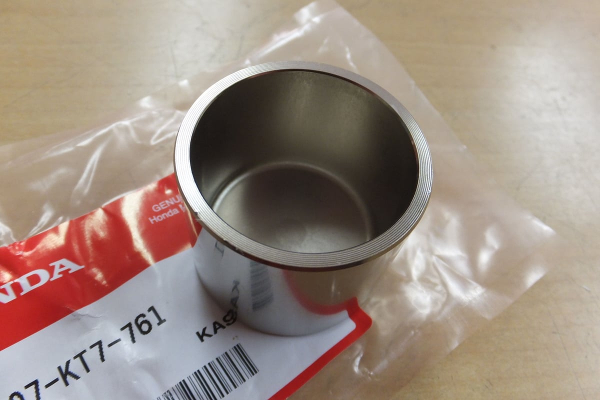 ♪CB-1（NC27、CB400F)/リアブレーキキャリパー/ピストン/純正品/新品