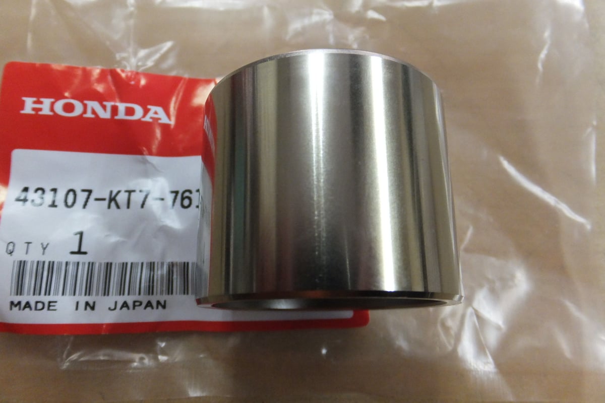 ♪CB-1（NC27、CB400F)/リアブレーキキャリパー/ピストン/純正品/新品