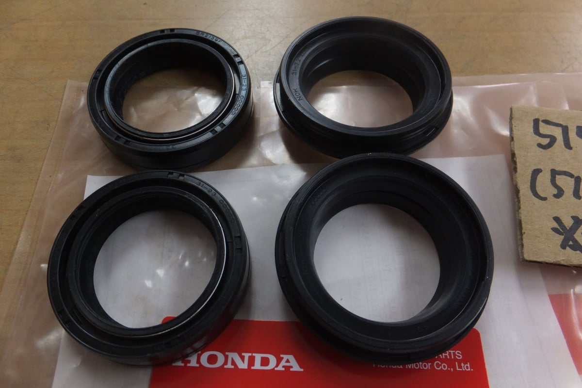 （TW）★☆ホンダ ホーク　フロントフォークインナーチューブ　オイルシールセット ホンダ純正新品CB400T/CB250T/CB250N/CB400N フロントフォーク