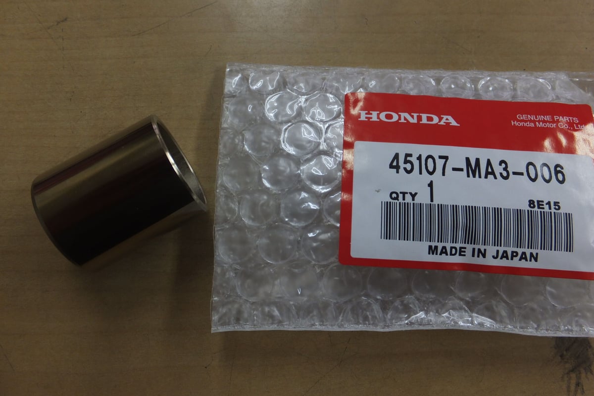 ♪CBR400F（NC17）/フロントブレーキキャリパー/ピストン/左右分1台分