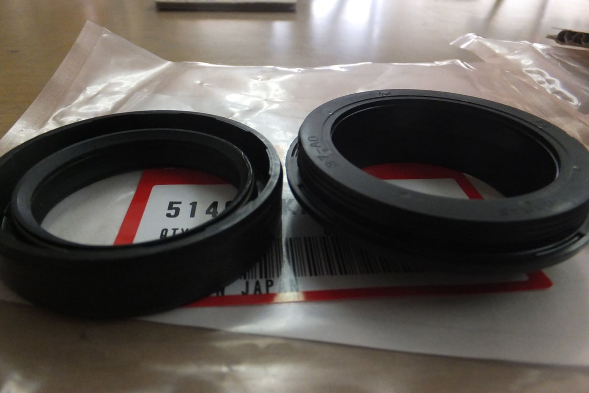 MC34 純正 フロントフォークOHセット 14点 ガイドブッシュ FTR223 サス フォークシール ダストシール ピストンリング MD17 純正  フロントフォークOHセット 16点 ガイドブッシュ FTR250 サス フォークシール FTR ピストン MD17 純正 フロントフォークOHセット 16点 ガイドブッシュ FTR250 サス フォークシール FTR ピストンリング *k