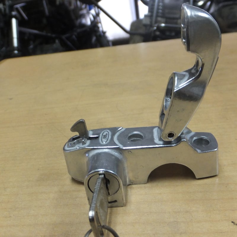 ホンダ純正アクセサリー　ヘルメットホルダー　ハンドルパイプ２２．２パイ用 ♪汎用ヘルメットホルダー/ハンドルポスト取付/ミリバー用
