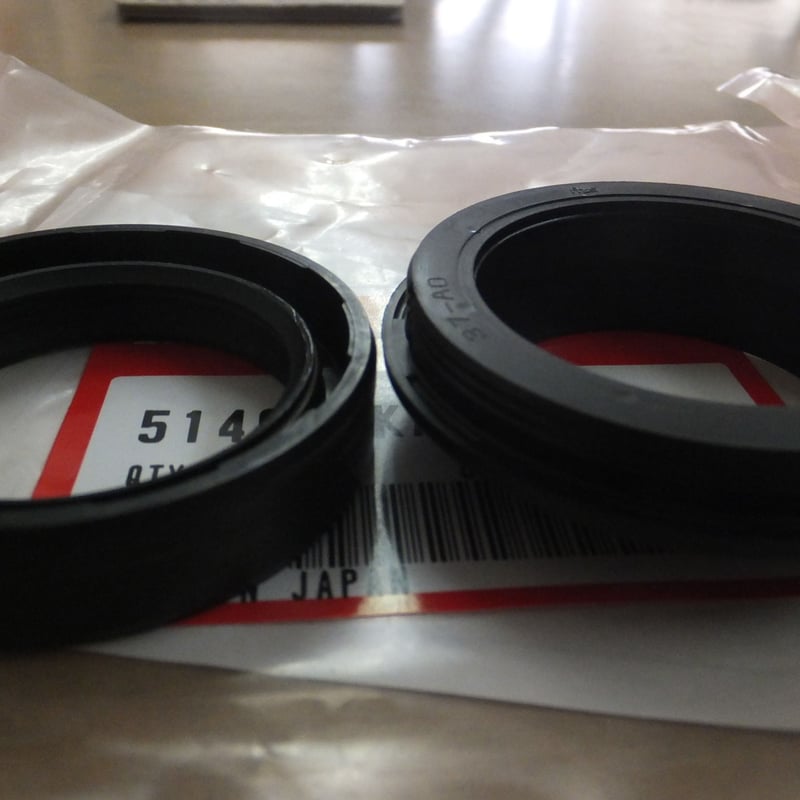 ♪FTR223/MC34/純正フロントフォークオイルシール/純正品/新品/1