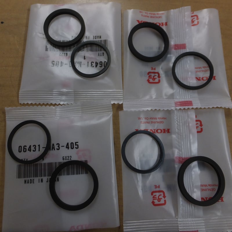 ♪CB400Four(NC36/CB400V）/フロントブレーキキャリパー/シール/純正品