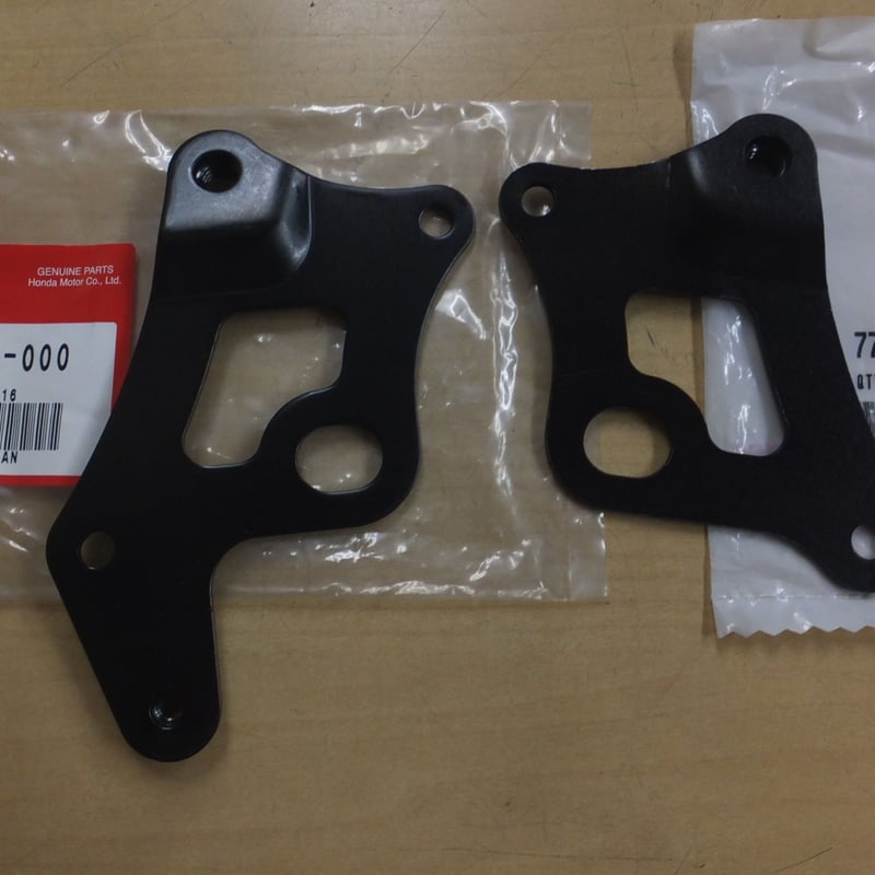 FTR223純正シート ブラック 取り付け金具付き FTR223 HONDA バイクシート 黒 取り付けボルト付き 純正 - メルカリ