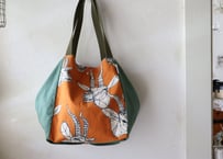 大きな荷物にサイズを変えて使える『変形トート』オレンジ＆グリーン