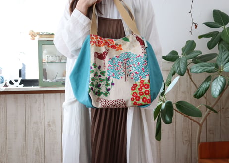 大きな荷物にサイズを変えて使える『変形トート』ガーデン＆モスグリーン