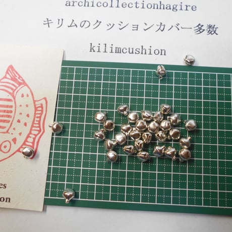 山岳民族　手芸用　鈴no.5  8 mm 10粒　銀色金属ビーズ　アーチコレクション　archicollection