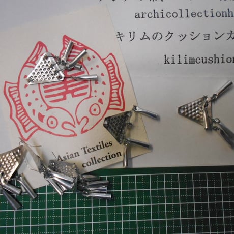 山岳民族　手芸用 no.23  45x22 mm 1個　ニッケルアカ族三角金属ビーズ　アーチコレクション　archicollection