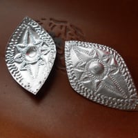 山岳民族用　装飾パーツ　ニッケル　一葉 No25 7x4mm穴1mm
