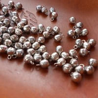 山岳民族用　装飾パーツ　鳴らない鈴10粒 No21 6x8mm穴2mm