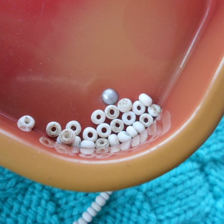 古ビーズ　白色 ガラス　ビーズ　20粒1.5x5mm　交易玉　トンボ玉