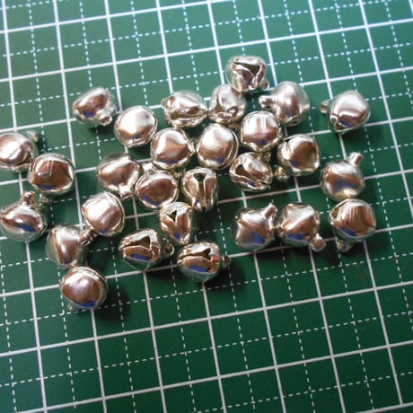 山岳民族　手芸用　鈴no.5  8 mm 10粒　銀色金属ビーズ　アーチコレクション　archicollection