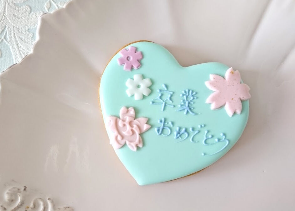 ハート型装飾の木製プレートデコパージュ作品 ハート型装飾の木製プレートデコパージュ作品