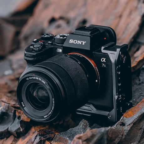 FC2976B SONY α7M4 / α7S3 用 Lブラケット (ブラック)
