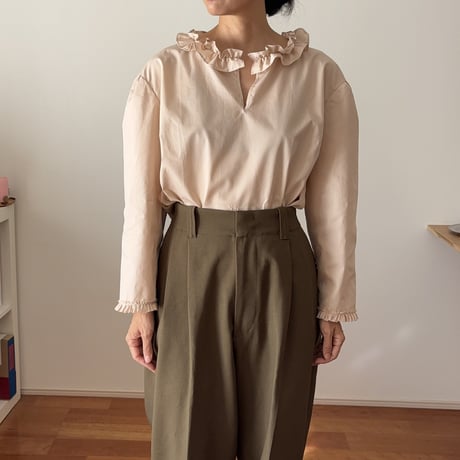 【最終価格】Wanderclad etc..　別注Ruffle Neck Top Wanderclad etc.. ワンダークラッド Ruffle Neck Top