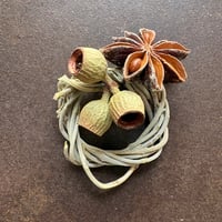 オリーブリースと木の実のブローチ