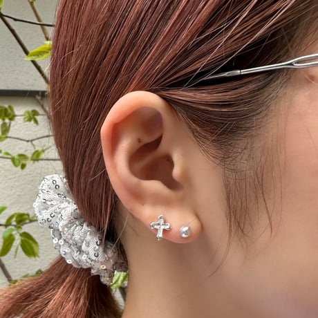Tiny cross pierce (1P)