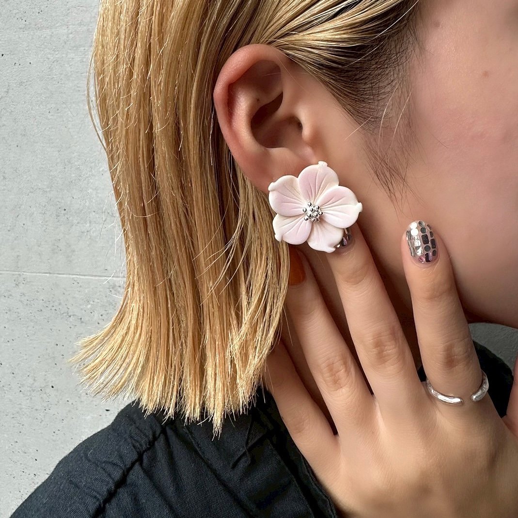 ハニーフラット様 イエローシェル×マザーオブパール フラワーカービングピアス Shell blossom pierce (set) | nananbijouxxx