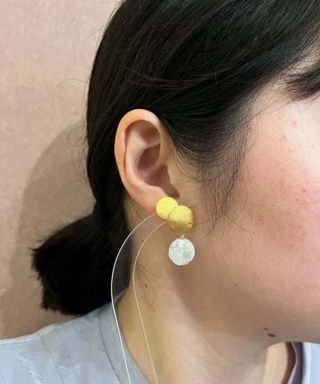 【耳飾り展 期間限定商品】satela 丸×ホワイトカルセドニーのピアスorイヤリング mks-26-59
