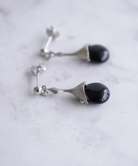 【耳飾り展 期間限定商品】satela オニキスのピアスorイヤリング mks-26-57