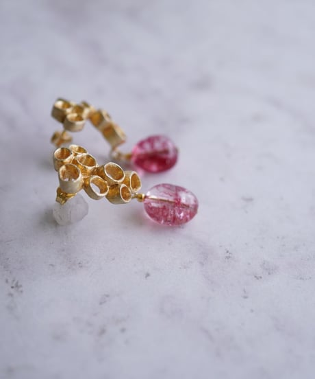 【耳飾り展 期間限定商品】satela チューブ×ピンククラッククリスタルのピアスorイヤリング mks-26-44
