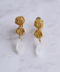 【耳飾り展 期間限定商品】satela 胞子×ムーンストーンのピアスorイヤリング mks-26-48
