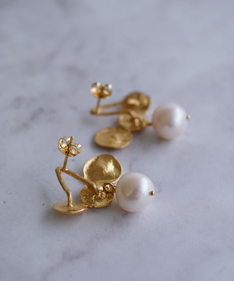【耳飾り展 期間限定商品】satela 大きい水草×淡水パールのピアスorイヤリング mks-26-40